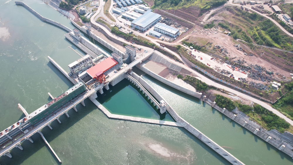 重庆双江航电枢纽船闸工程由上、下游引航道，上、下闸首，闸室组成，船闸等级为Ⅳ级，可通航1000吨级船舶。