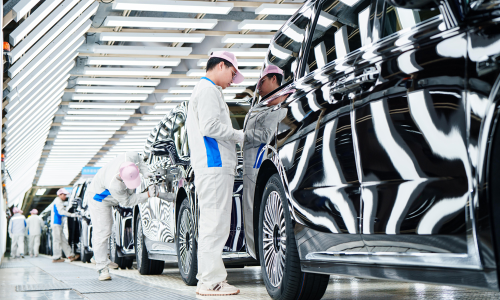 新春开工以来，东风公司武汉、十堰、襄阳、广州、郑州等各大生产基地，坚定信心、干字当头，全力以赴抓好保质量、保产量、保交付等各项工作，奋力实现一季度“开门红”，坚决打赢转型升级和高质量发展攻坚战。图为工作人员在位于湖北省武汉市的东风岚图工厂对全新岚图梦想家乾崑版进行下线检测。