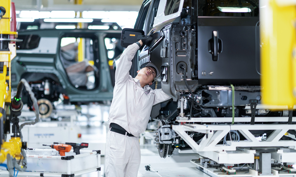 工作人员在位于湖北省武汉市的东风猛士科技工厂开展车架合装作业。