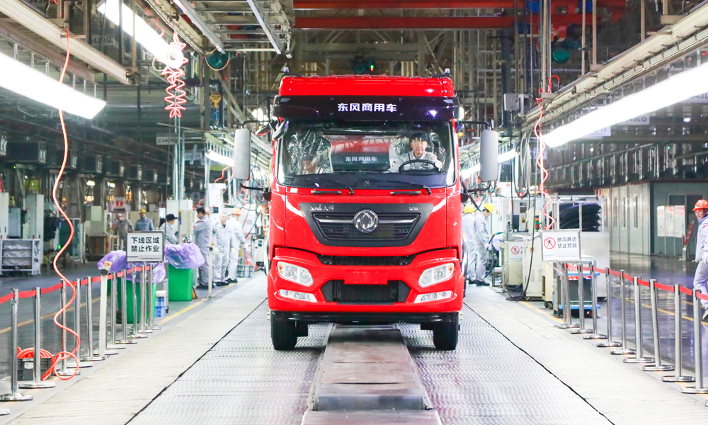 工作人员在位于湖北省十堰市的东风商用车工厂装配东风中卡产品。
