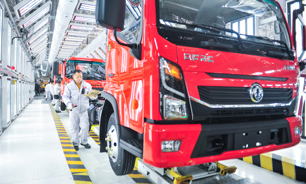 工作人员在位于湖北省襄阳市的东风股份襄阳工厂对即将下线的轻卡产品进行检验。