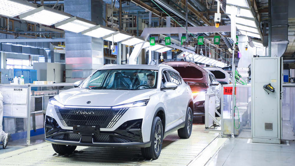 工作人员在位于湖北省武汉市的东风乘用车制造总部武汉一厂装配乘用车产品。