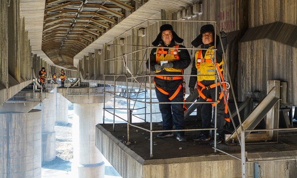 朔黄铁路龙宫站线桥检修中心工作人员对桥隧进行隐患排查。该中心组织专业人员对桥梁、隧道进行“地毯式”排查，在检查过程中采取边检查边整改，以检查促整改的方式，对各类安全隐患进行平推检查，坚决做到不漏检、不失控、全覆盖。