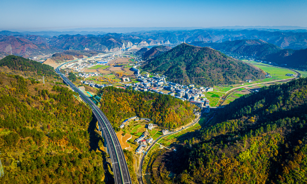 该项目线路全长34.88公里，中交路建承建标段全长9.1公里，主要施工内容涵盖路基、桥涵、隧道等工程。