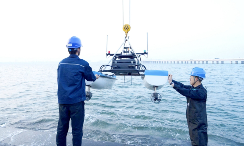 国家电网福建厦门供电公司电缆运检人员在集美跨海大桥附近海域开展海底电缆无人艇巡检。