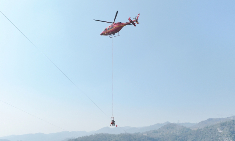 国家电网湖北超高压公司联合国家电网电力空间技术有限公司利用直升机搭载吊椅法带电作业，集中处置线路缺陷。