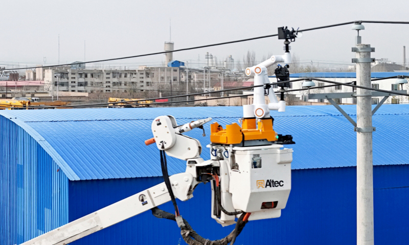 国家电网新疆博尔塔拉供电公司使用带电作业机器人开展线路检修。