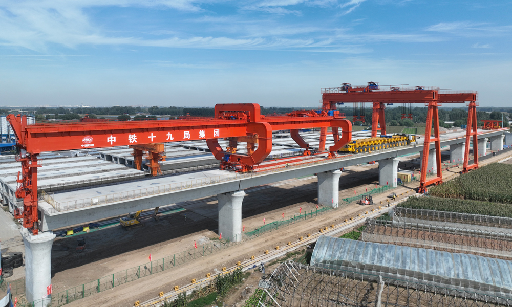 近日，中铁十九局雄商高铁项目部完成全部865孔箱梁架设任务，正式进入无砟轨道施工阶段，为全线按期通车奠定坚实基础。雄商高铁预计于2026年具备通车条件，通车后将进一步完善京津冀轨道交通网，对于贯彻实施京津冀协同发展国家战略，促进沿线经济社会发展等具有重要意义。图为雄商高铁架梁作业现场。