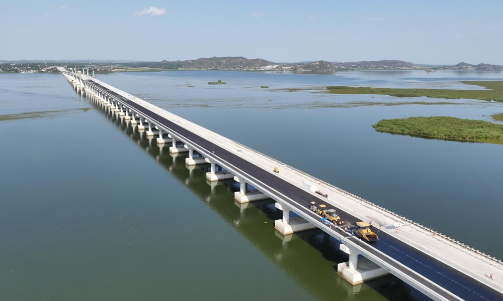 由中国土木实施的坦桑尼亚马古富力大桥项目位于非洲最大湖泊维多利亚湖南岸，全长4.66公里，双向4车道，设计时速120公里。大桥于2024年10月合龙，预计将于2025年4月竣工通车。作为中非共建“一带一路”标志性项目和坦桑尼亚国家重点项目，马古富力大桥通车后将有效连接坦桑尼亚姆万扎地区与其邻国乌干达、卢旺达、布隆迪，对提升坦桑尼亚国家形象，推进周边地区社会经济发展具有重要意义。图为马古富力大桥航拍。