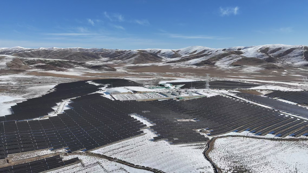 四川红原安曲一期光伏项目全容量并网发电后，预计年发电量达4.5亿千瓦时，进一步优化区域能源结构，提高供电安全保障能力。