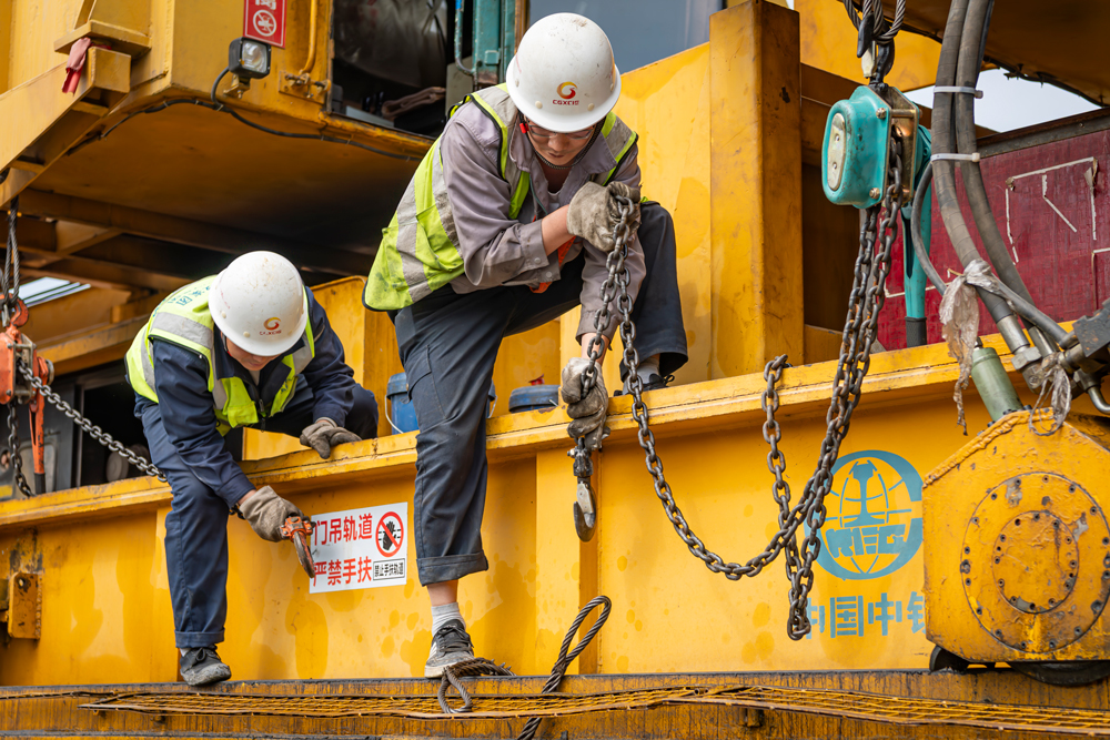 据了解，目前南凭高铁崇凭段路基、桥梁、隧道、铺轨等站前工程已全面收官。全线2000多名施工人员正全力推进“四电”工程、房建工程等。