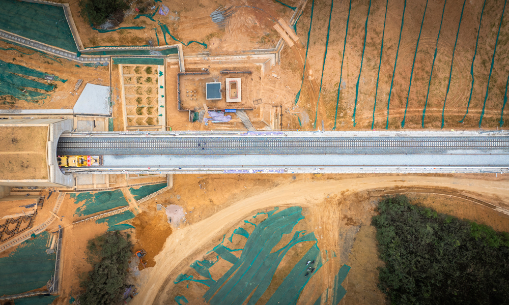 南凭高铁崇凭段是南凭高铁南崇段的延伸，开通运营后，南宁至凭祥可实现高铁直达，动车直抵中越边境城市，两地列车运行时间将由现在的4个多小时缩减到1个多小时，形成中国对接东盟便捷的运输通道。