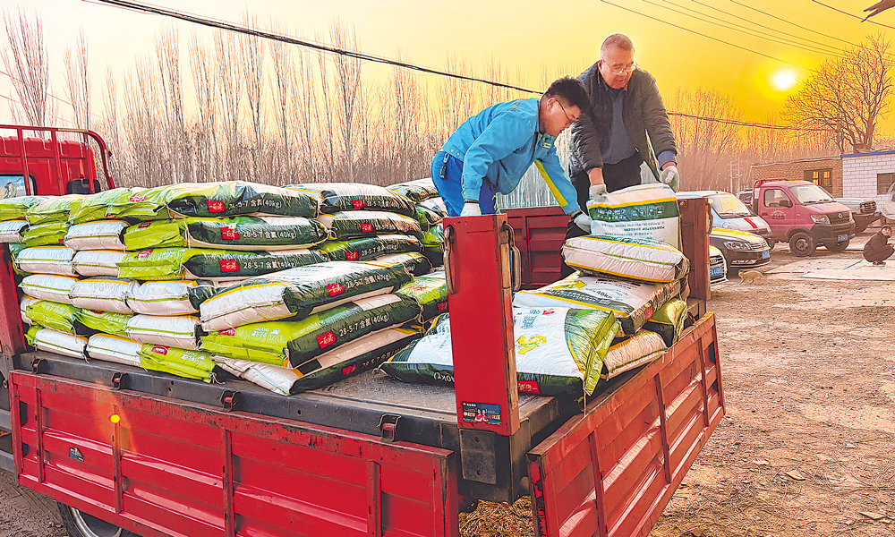 为了让春耕工作顺利开展，宁夏销售公司提前布局，将50余吨化肥送到田间，为农户提供专业施肥技术培训。与此同时，19座春耕保供加油站开通绿色通道，确保农机随到随加，油品不断档。从燃油到农资，从培训到服务，宁夏销售把“春耕套餐”送到千家万户。