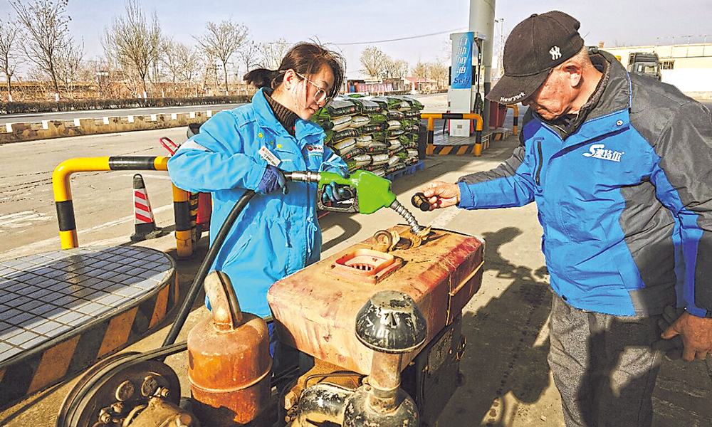 春耕旺季，油料供应得跟上！宁夏销售公司开辟12条农机绿色通道，确保农机作业畅通无阻；6台小额配送车辆穿梭乡间，把油品直接送到农户家门口。加油站还专门设置了餐食加热区域，提供手机充电、便民油桶等贴心服务，让农户们在春耕路上不再“孤军奋战”。