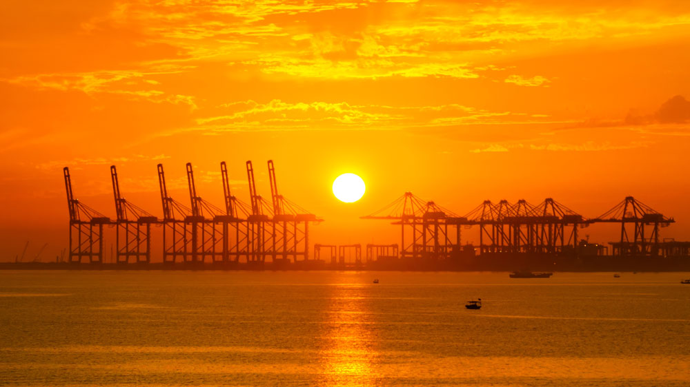 落日熔金，暮云合璧。近日，中交集团所属广航局承建的海南洋浦港洋浦港区航道改扩建工程一片繁忙景象。
