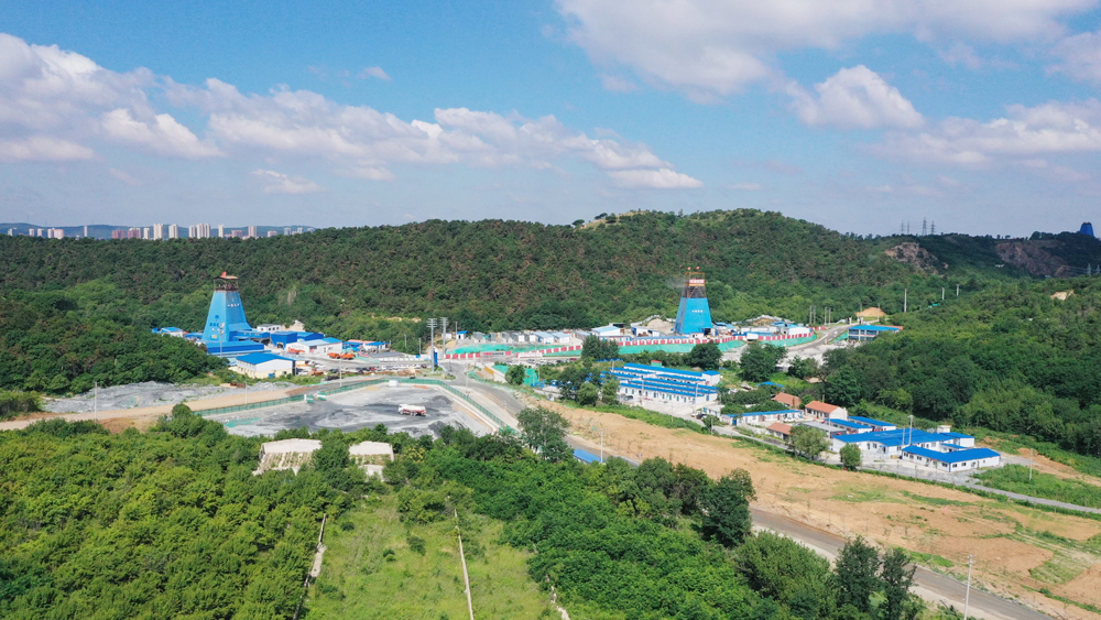 近日，中国五矿陈台沟铁矿项目建设现场一片繁忙景象。作为国家“基石计划”首批开工的重点项目，陈台沟铁矿紧紧锚定“2026年7月实现试生产”目标，狠抓井巷工程建设，倒排网络计划，加快关键线路施工，力争2025年全年完成29.5万立方米工程量，确保年底前井巷工程完成90%以上，为明年按期进入生产阶段打下坚实基础。