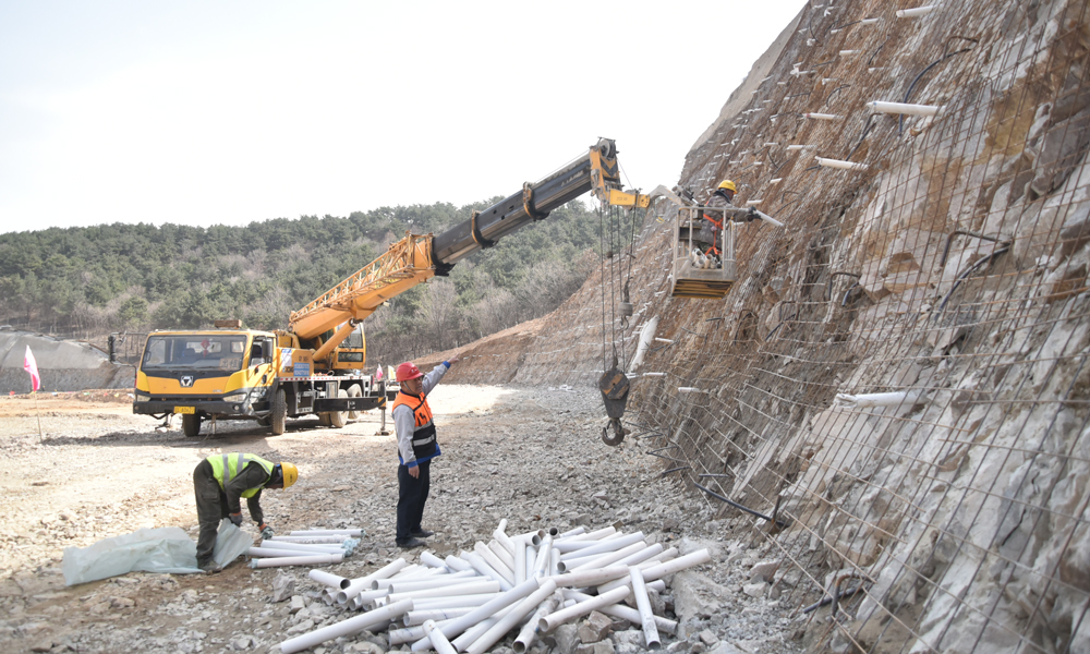 中国五矿陈台沟铁矿项目总投资超百亿元，一期设计生产规模1100万吨/年、铁精矿产量470万吨/年，是国内首个超深井、超大规模开采的“双超”矿山。图为近日拍摄的项目施工现场。