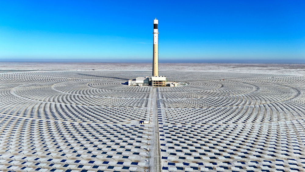 3月底，中国绿发甘肃金塔多能互补电站330千伏升压站正式带电投运，60万千瓦光伏顺利实现并网发电，这标志着中国绿发在甘肃境内首个国家级“沙戈荒”大型基地项目成功投运。