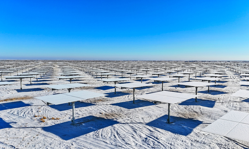 走进中国绿发甘肃金塔多能互补基地项目，25594面30平方米的高精度智能定日镜映入眼帘，它们以同心圆状围绕着吸热塔，将太阳能转换储存起来，实现昼夜发电。