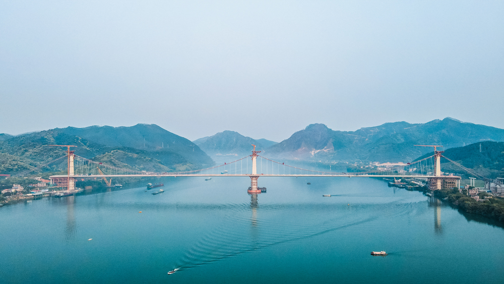 近日，中交二航局承建的广西苍容浔江大桥成功合龙。
