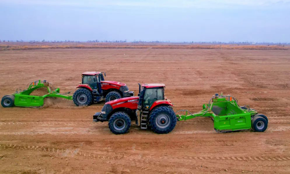 犁铧翻开新泥、犁田机轰隆作响……融通农发乌鲁木齐区域公司全面推进翻耕作业，自动化农机装配北斗导航系统，精准实施春翻、犁地及整地联合作业。