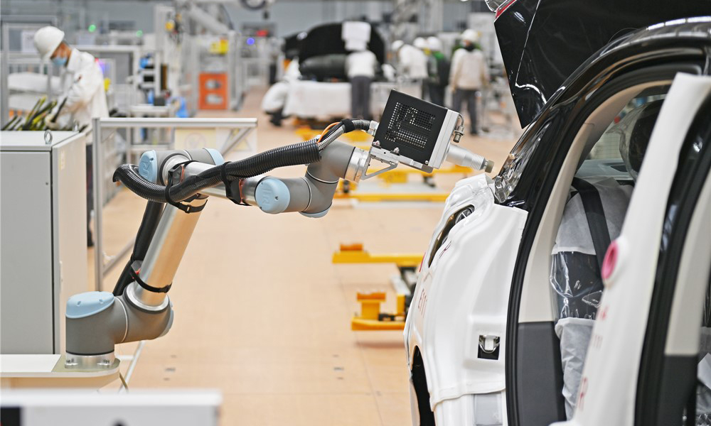 等离子表面处理环节，工作人员操作设备，通过等离子体技术对零部件表面进行改性处理，以提升材料表面的粘接、涂装或密封性能。