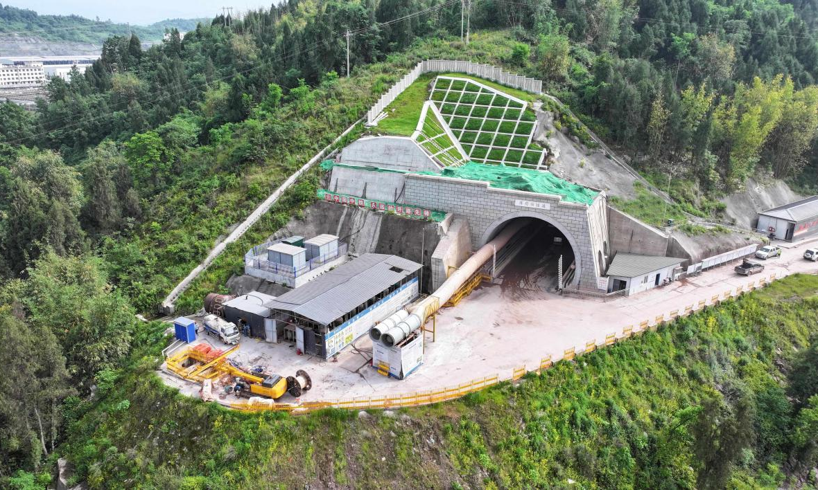 近日，中国中铁旗下中铁三局承建的渝万高铁薄荷田隧道贯通，成为全线贯通的首座4公里以上高瓦斯隧道。隧道全长4856米，最大埋深141米，围岩均为Ⅳ、Ⅴ级，隧道地层下存在油气储层并且含量丰富，瓦斯压力最高为0.13兆帕。渝万高铁正线全长251公里，设计时速350公里，建成通车后，渝东北地区将与已通车的郑渝高铁形成时速350公里高铁双通道，对推动三峡旅游资源开发、助力“一带一路”与长江经济带建设具有重要意义。