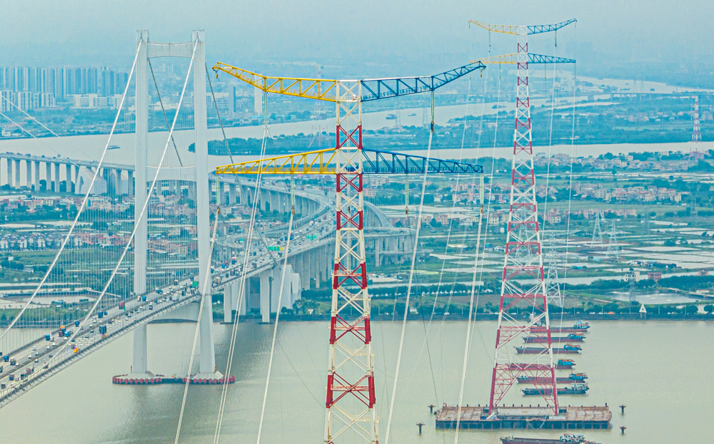 今年以来，南方电网加快500千伏狮南甲乙线改造等一批电网建设重点项目建设，为粤港澳大湾区迎峰度夏再添保障。图为狮南甲乙线狮子洋大跨越改造后新铁塔线路雄姿，该工程改造后可提升输电容量40%。