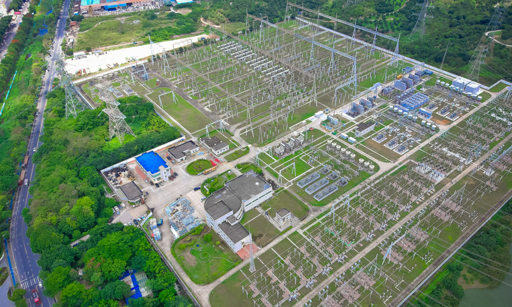 500千伏东莞变电站是制造业重地广东东莞市首座500千伏变电站，今年以来该站先后完成变电站一、二号主变扩容，大大提升东莞东南片区供电能力，为粤港澳大湾区战略性新兴产业布局提供更可靠电力保障。