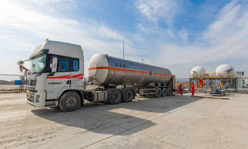 在新疆油田生产现场，科研团队充分利用大数据分析技术，对开发方案进行精准调整。基层班组操作人员轮流值守，时刻关注着老井的运行情况，确保其正常运转，同时加快新井的投产进度。后勤保障部门则加大物资调配和设备维护的力度，保证生产链条高效运行。各个环节紧密相连、环环相扣，形成了一股强大的合力，推动着油气生产不断“换挡提速”，单日油气产量稳步提升。图为在新疆油田八区530井区二氧化碳混相驱先导试验站二氧化碳储罐区，工作人员严密监控储罐气体注入情况。