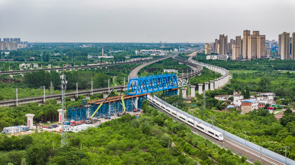 近日，中国中铁旗下中铁四局完成沪（上海）宁（南京）合（肥）高铁重达千吨钢桁梁跨越沪蓉铁路滑移作业。