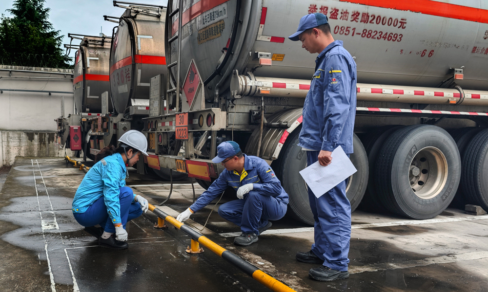 中国航油贵州分公司业务油库员工检查运油车完好性。