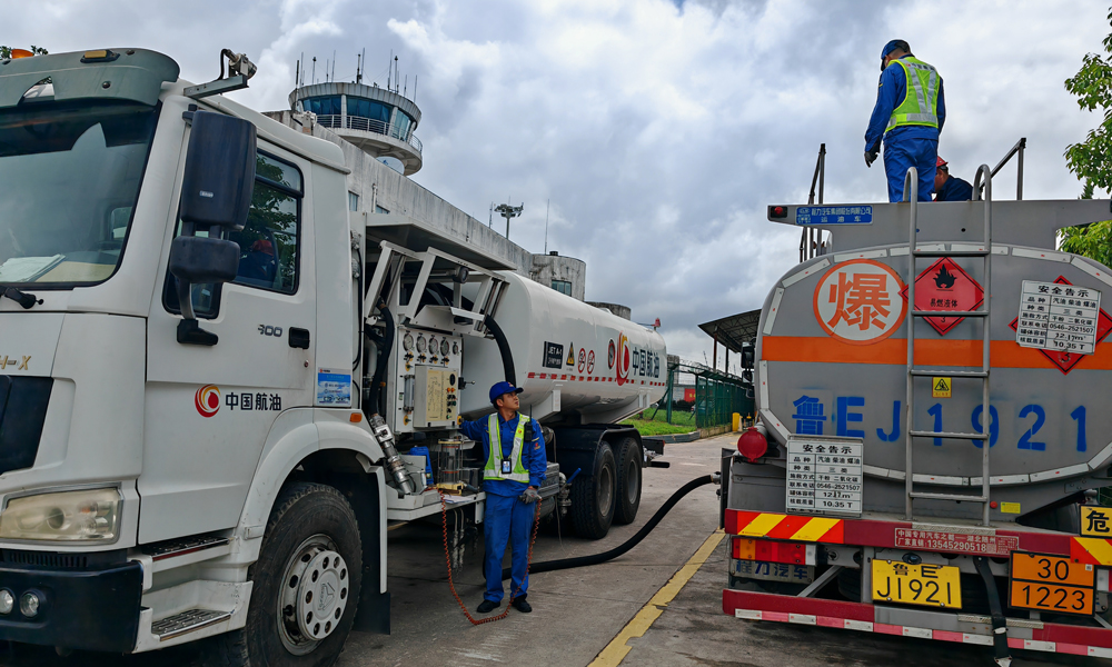 中国航油荔波供应站为应急保障通航公司提供航空煤油。