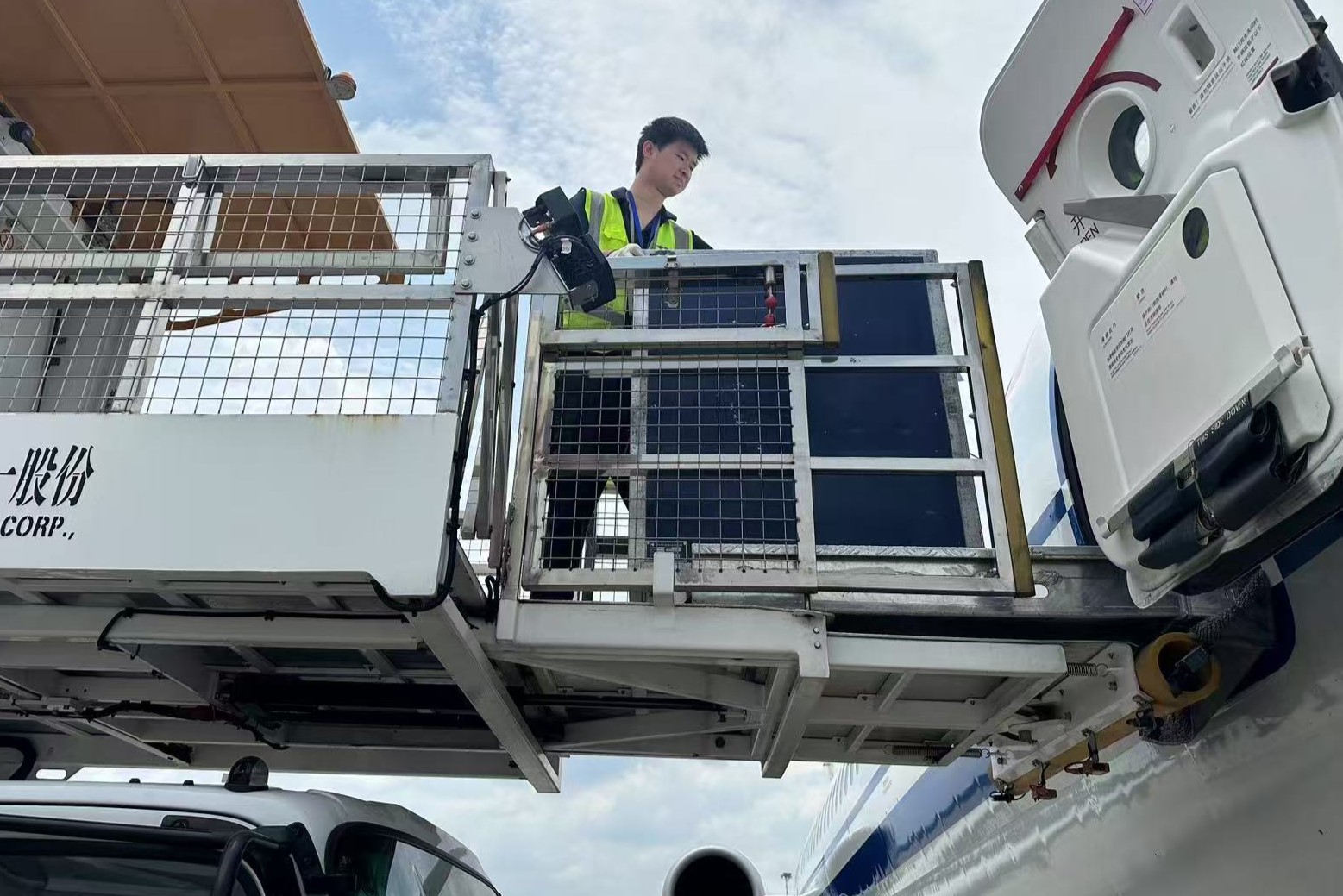 成都天府机场，餐食保障员将满载的餐车送上飞机。