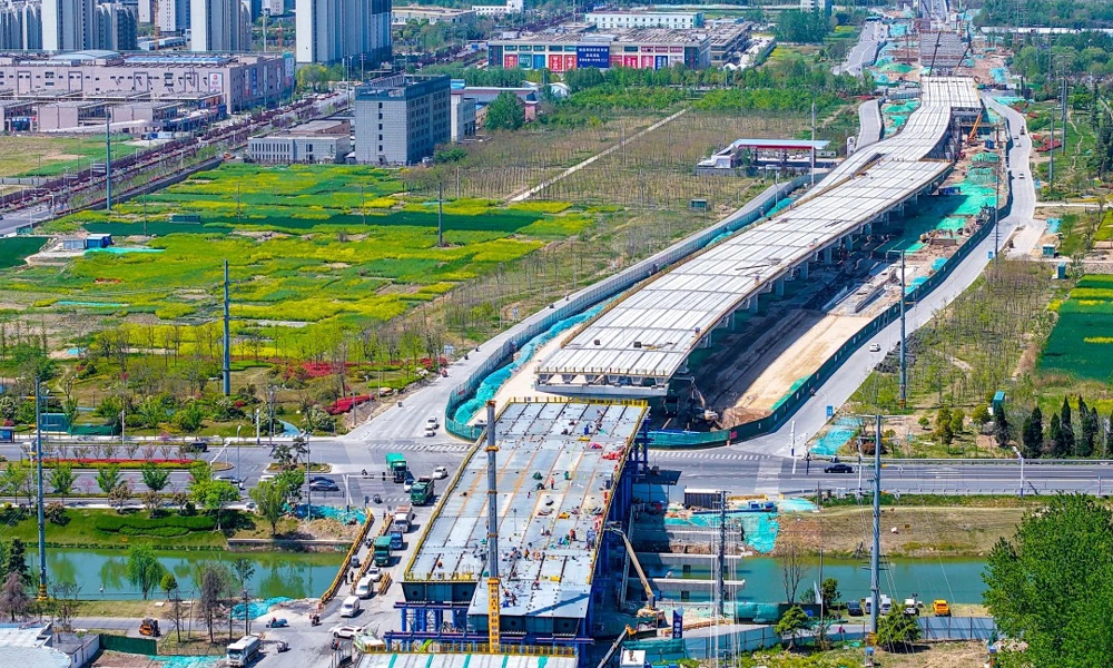 近日，中铁五局承建的重庆市涪陵白涛铁路专用线项目桥梁主体工程完工。重庆白涛工业园区铁路专用线于2023年11月15日正式开工建设，是《成渝地区双城经济圈多层次轨道交通规划》中重庆市新增规划的4条铁路专用线之一，也是重庆市综合货运枢纽补链强链重点项目。项目工程涵盖桥梁、站场、四电等多个方面。全线共计有38片T梁。该专用线建成后主要承担煤炭、磷矿化工品（非危化品）、化肥等货物的运输任务。