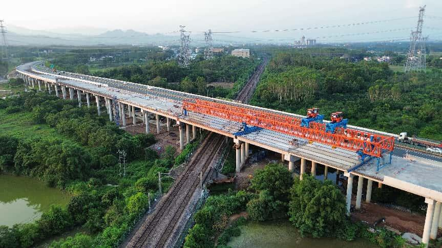 近日，中铁一局承建的长深高速扩建 T4 标段控制性工程——横岭大桥箱梁架设任务全部完成。长深高速河惠段改扩建项目全长约116.6公里，中铁一局承建T4标段工程路线全长17.1公里。其中横岭大桥长738.5米，是长深高速改扩建工程全线范围内最长的桥梁。目前，该项目路基工程基本完成，路面工程完成85%，预计今年建成通车。