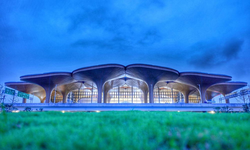 项目以“禾城映红，花开嘉兴”为设计灵感，将江南水乡的柔婉水韵，凝练为22朵凌空舒展的钢结构“杜鹃花”，技术团队借助三维激光扫描逆向建模技术，1500余个连接节点在数字模型中预演、修正，每一片花瓣拼接精度控制在5毫米级内，助力杜鹃花海完美绽放。