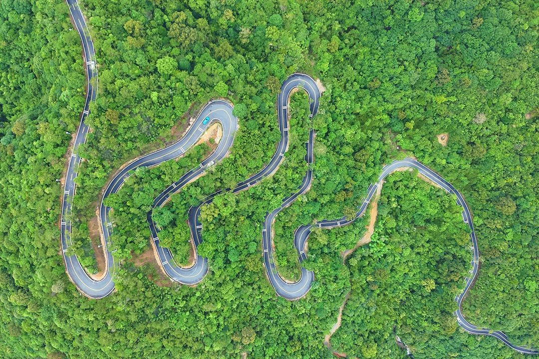 近日，位于广东惠州全长218公里的环南昆山—罗浮山引领区最美旅游公路建成通车。该项目由中国建筑（广州）总部组织，中建西勘院、中建上海院设计，中建四局、中建五局建设，将成为引领区的致富路、生态路和环保路，打造户外运动爱好者的天堂。