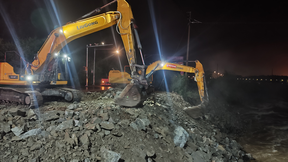 受北京密云水库泄洪，下游潮河水位急剧上涨，导致潮河左岸部分区域堤防出现坍塌，中国安能专业救援人员连夜操作大型工程机械装备进行大块石回填，于7月29日清晨5时完成修复，回填块石400方。