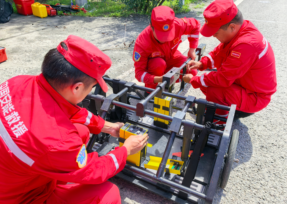 7月28日12时，北京市升级发布暴雨红色预警。中国安能从周边组织230余人专业应急力量，携带重型工程装备及无人船、生命探测仪、车载堤防隐患探测车等先进适用装备紧急驰援怀柔、密云区，执行防汛前置备勤任务，全力配合地方开展灾情侦测、应急抢险和群众转移等准备工作，进一步增强防汛应急保障力量。