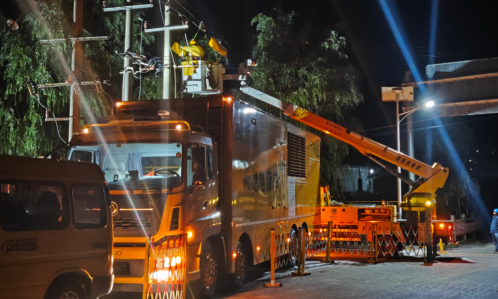 据了解，国网甘肃电力启动防汛抗洪三级应急响应，省市县三级联动组织11支队伍330名抢修人员，派出抢险车辆73台，发电机42台，发电车3辆投入应急抢险保供电行动，全力排查受损设备及线路，统筹调配抢修人员、物资、装备、车辆等资源，快速恢复主网干线路及民生用电。