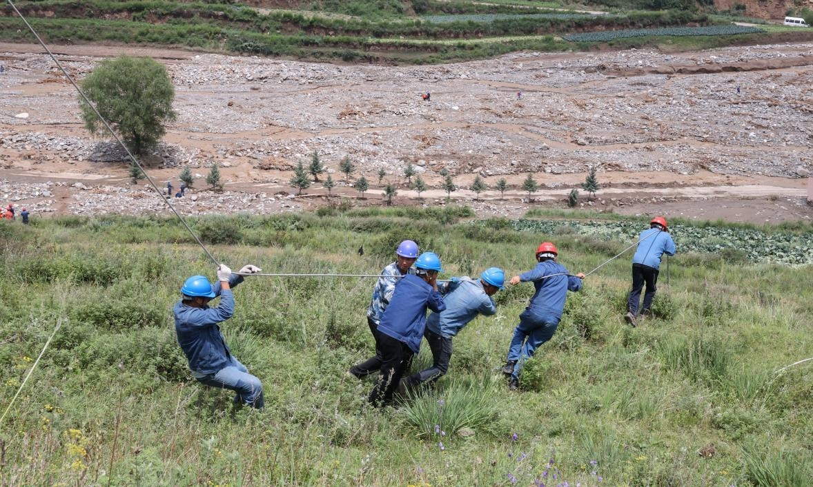 国网甘肃电力抢修人员对35千伏受损电力线路进行抢修作业。