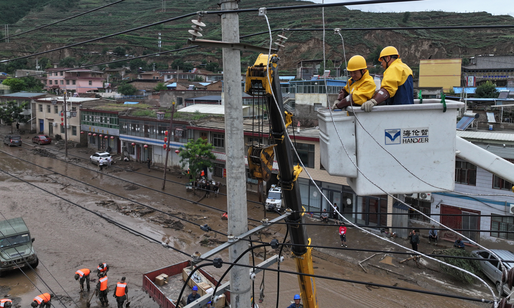 国网甘肃电力抢修人员在前哨变111峡口线抢修受损电力线路。