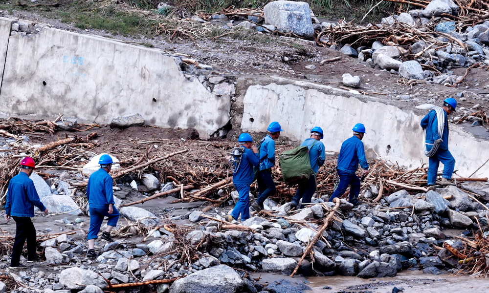 国网甘肃电力抢修人员排查受损设备及线路，加快恢复供电。
