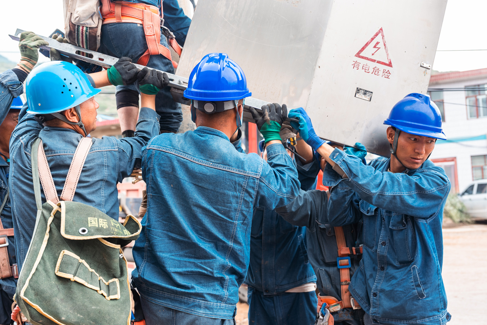 国网甘肃电力抢修人员拆卸受损电力设备。