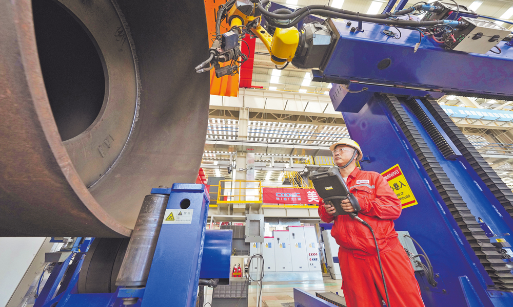 技术人员测试焊接机器人工作稳定性。