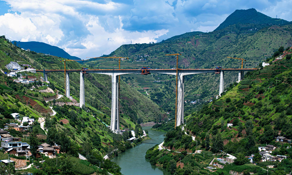 近日，中国中铁旗下中铁二局承建的渝昆高铁重难点控制性工程——江底牛栏江特大桥全桥合龙。该桥位于云南省会泽县与贵州省威宁彝族回族苗族自治县交界处，全桥长568.8米，刚构连续梁主跨长160米，主墩高122.5米。