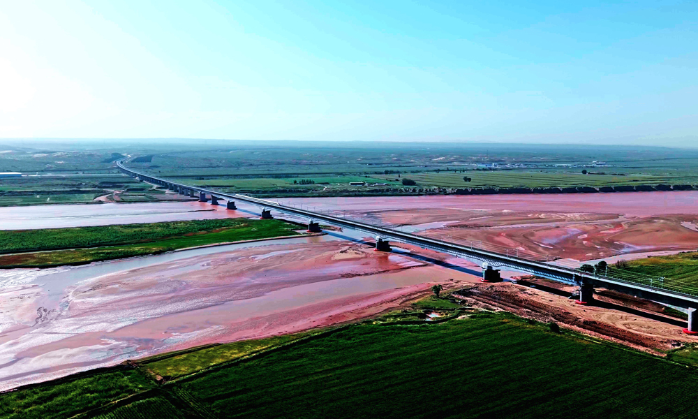 包银高铁包惠段起自内蒙古自治区包头市包头站，止于宁夏回族自治区石嘴山市惠农南站，设计时速250公里，线路全长约420公里，设10座车站。中国中铁旗下中铁一局、六局、十局、电气化局、北京局、上海局等单位参建，承担部分线路站前土建，以及四电、站房、信息系统等专业施工任务。