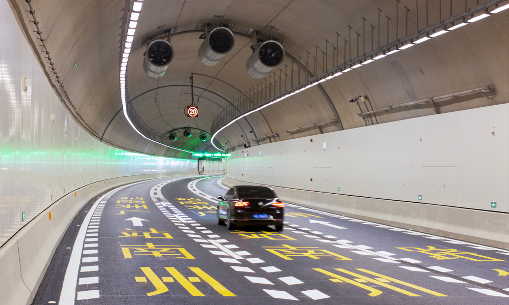 据了解，通车后，海珠、越秀等中心城区到广州南站的行程缩短至15分钟，有力增强广州南站的集疏运能力，进一步释放其核心门户枢纽功能，强化广州国际综合交通枢纽地位，提高粤港澳大湾区基础设施“硬联通”水平。图为车辆行驶在隧道内。