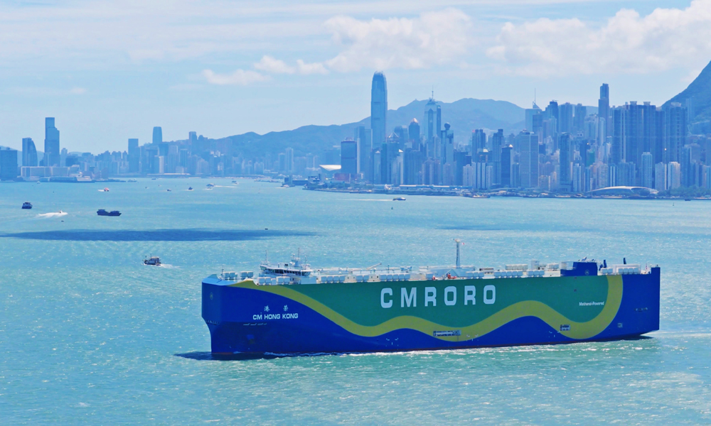 图为全球首艘甲醇双燃料动力滚装船“港荣”轮。该轮是招商局集团旗下招商轮船汽车运输板块加快绿色转型的成果，在绿色甲醇模式下，碳排放减少超70%，且单船运力同比翻一番。